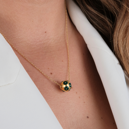Necklace Viana’s Conta Green in Gold Plated Silver worn by model - Gold jewelry