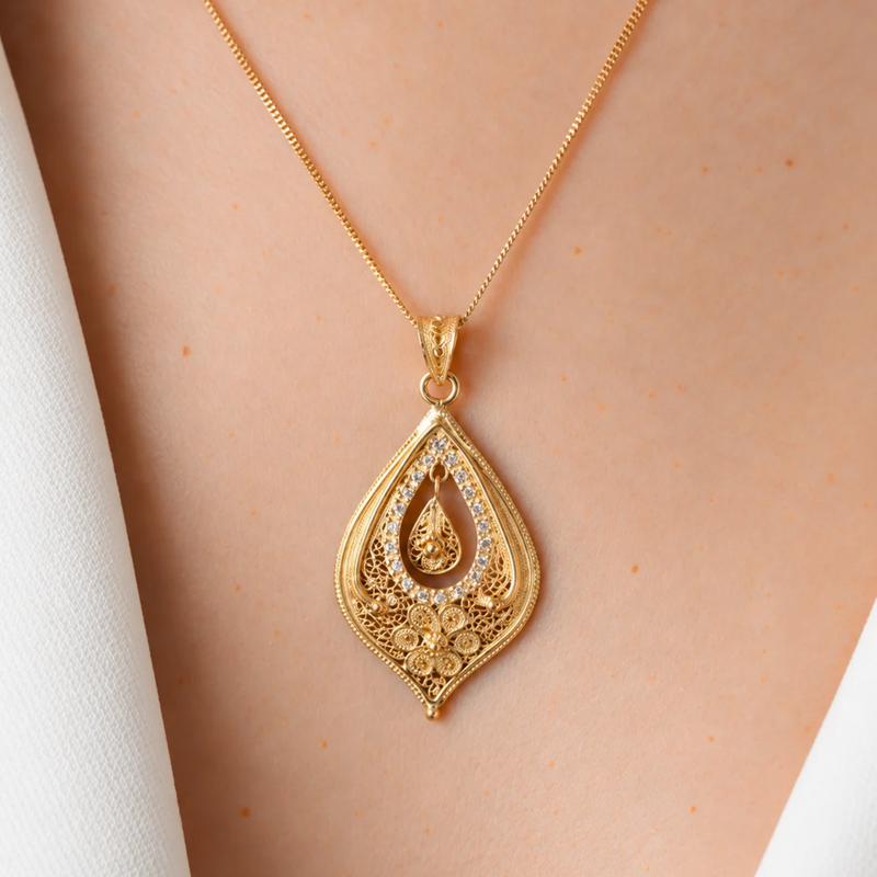 Halskette Tropfen Blume aus 19,2Kt Gold mit Diamanten