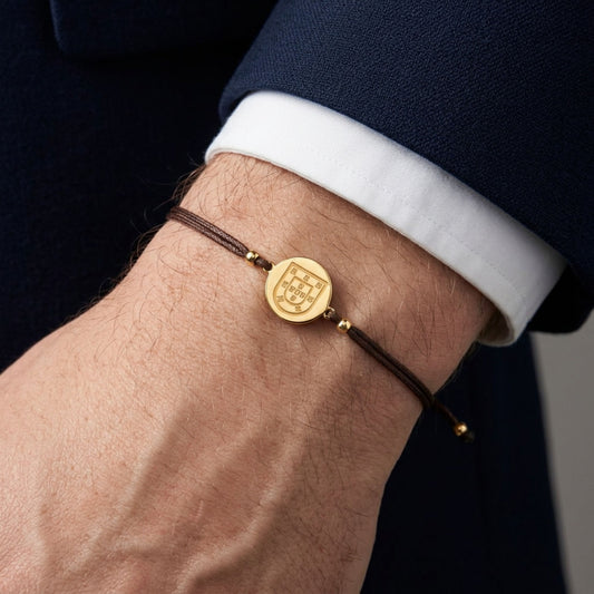 Bracelet Escudo in Gold Plated Silver with Cord worn by model - Silver jewelry