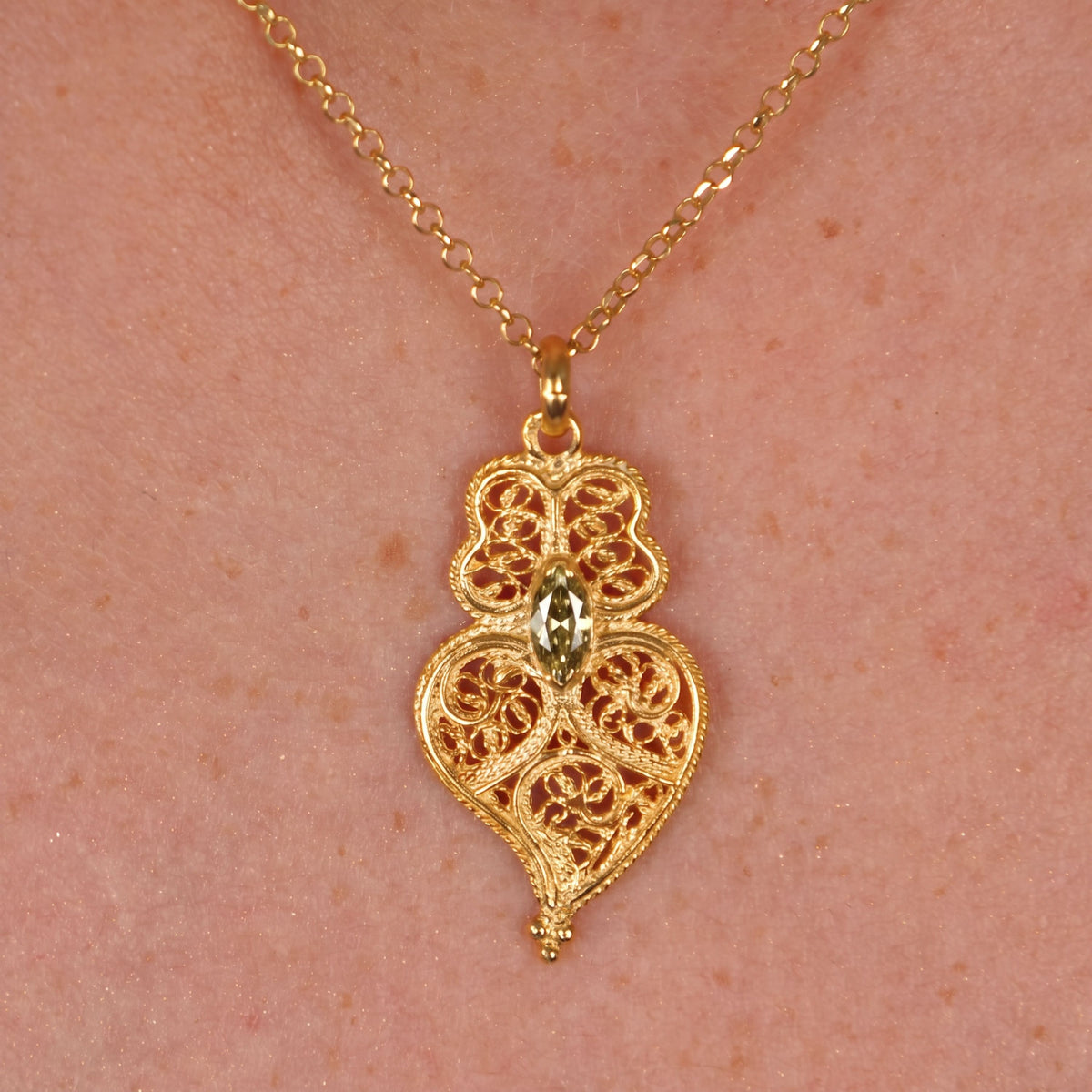 Necklace Heart of Viana Khaki Green in Gold Plated Silver worn by model