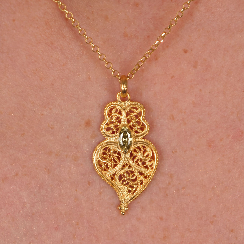 Necklace Heart of Viana Khaki Green in Gold Plated Silver worn by model