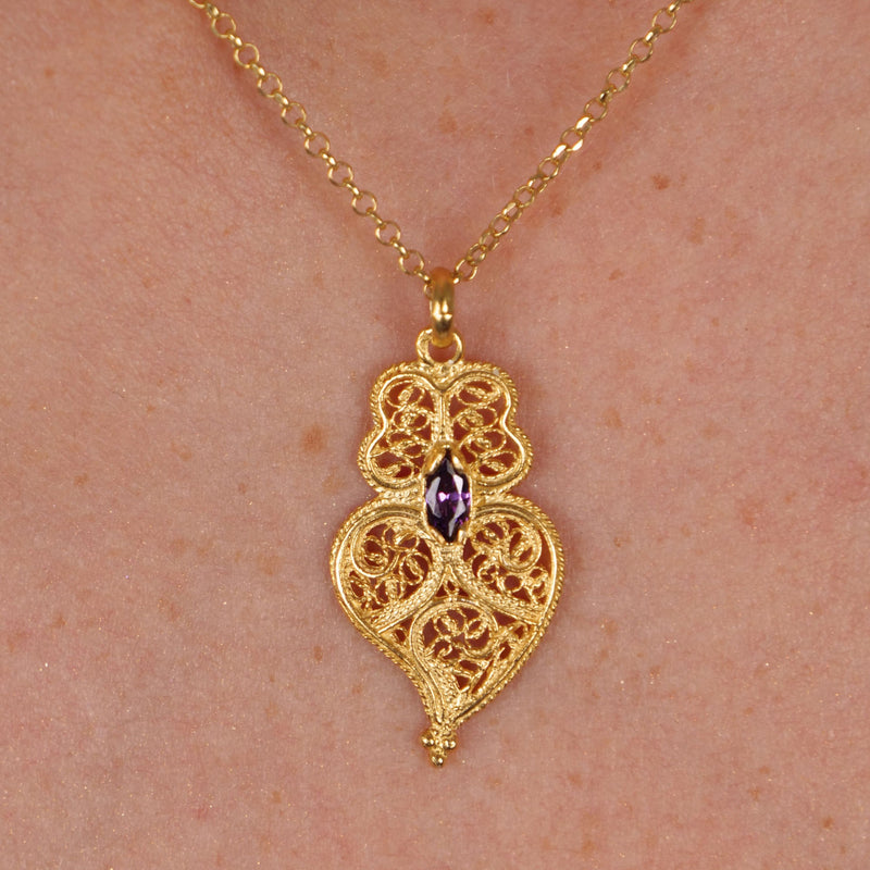Necklace Heart of Viana Lilac in Gold Plated Silver worn by model