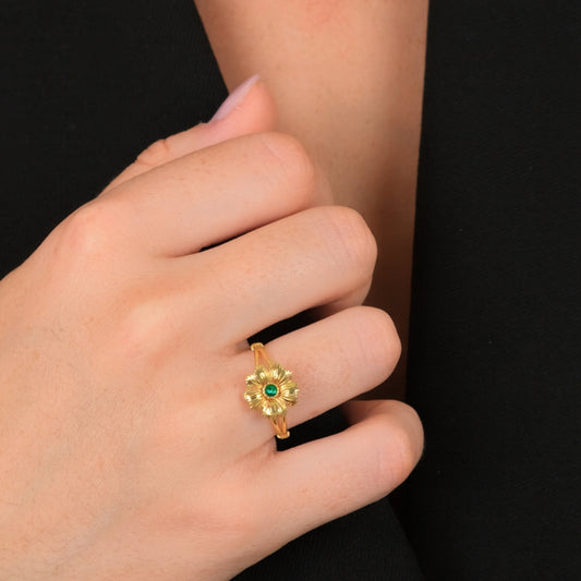 Anel Flor de Cerejeira com Esmeralda em Ouro 19,2Kt