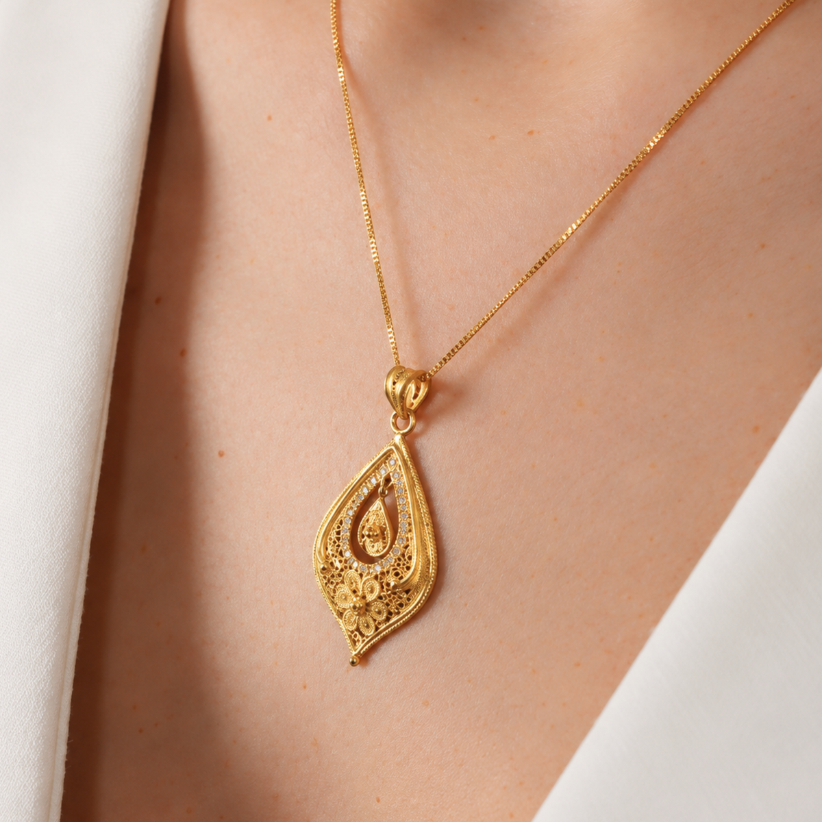 Halskette Tropfen Blume aus 19,2Kt Gold mit Diamanten
