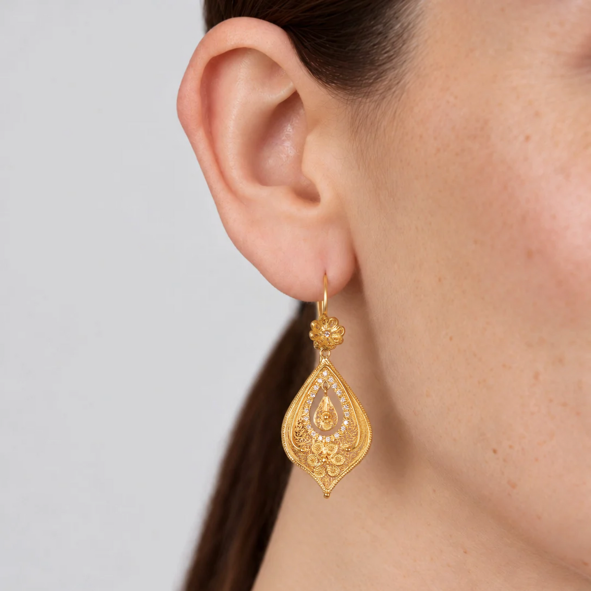 Pendientes Lágrima Flor de Oro 19,2Kt con Diamantes