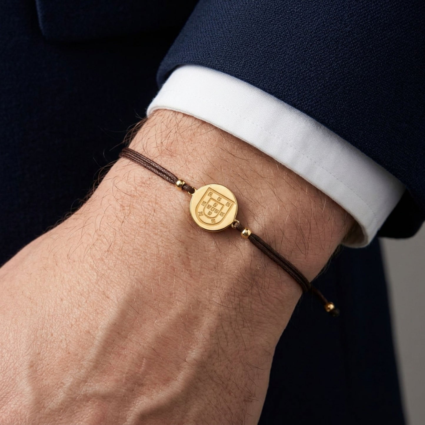 Armband Escudo aus Vergoldetem Silber mit Kordel