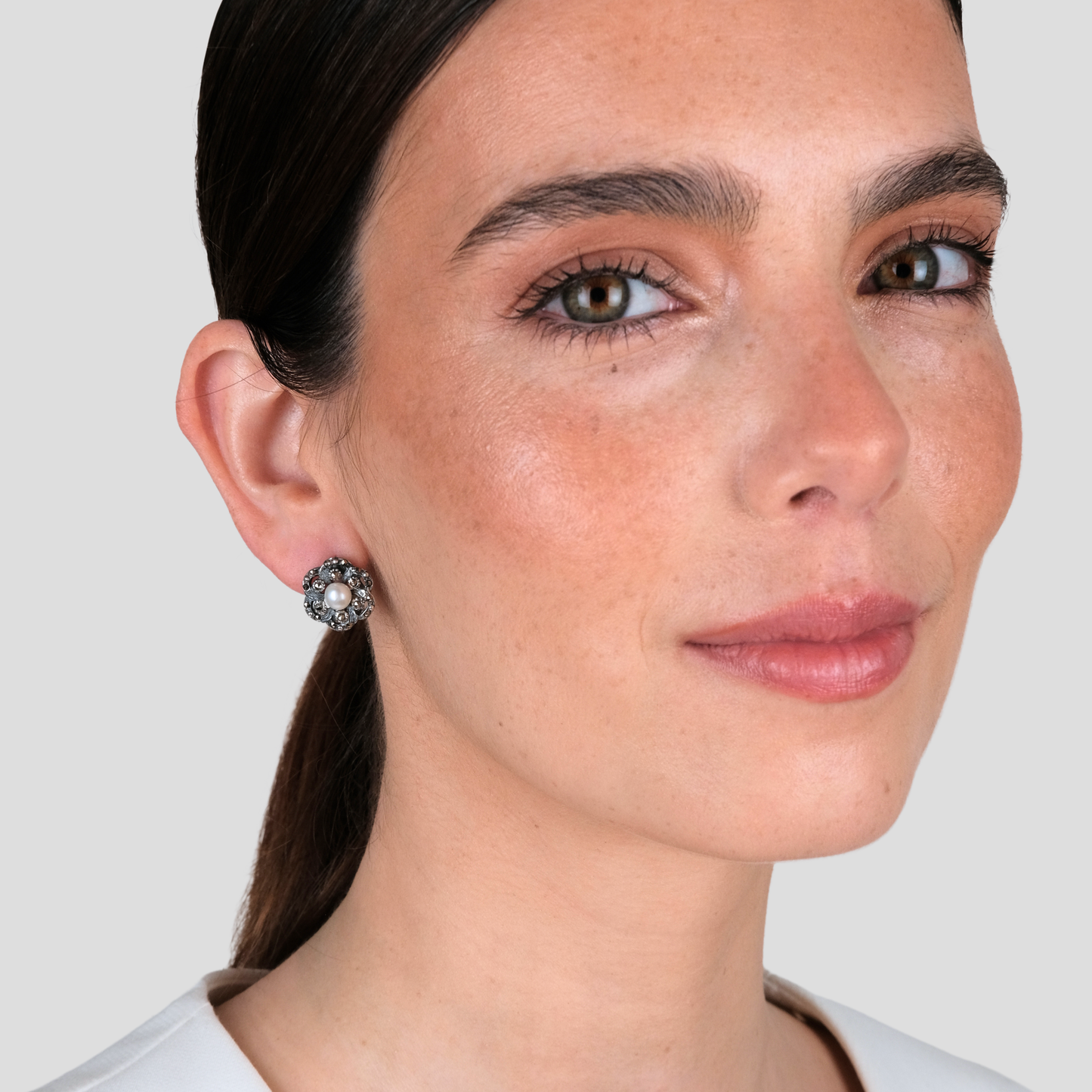 Brincos Flor com Marcassites e Pérola em Prata