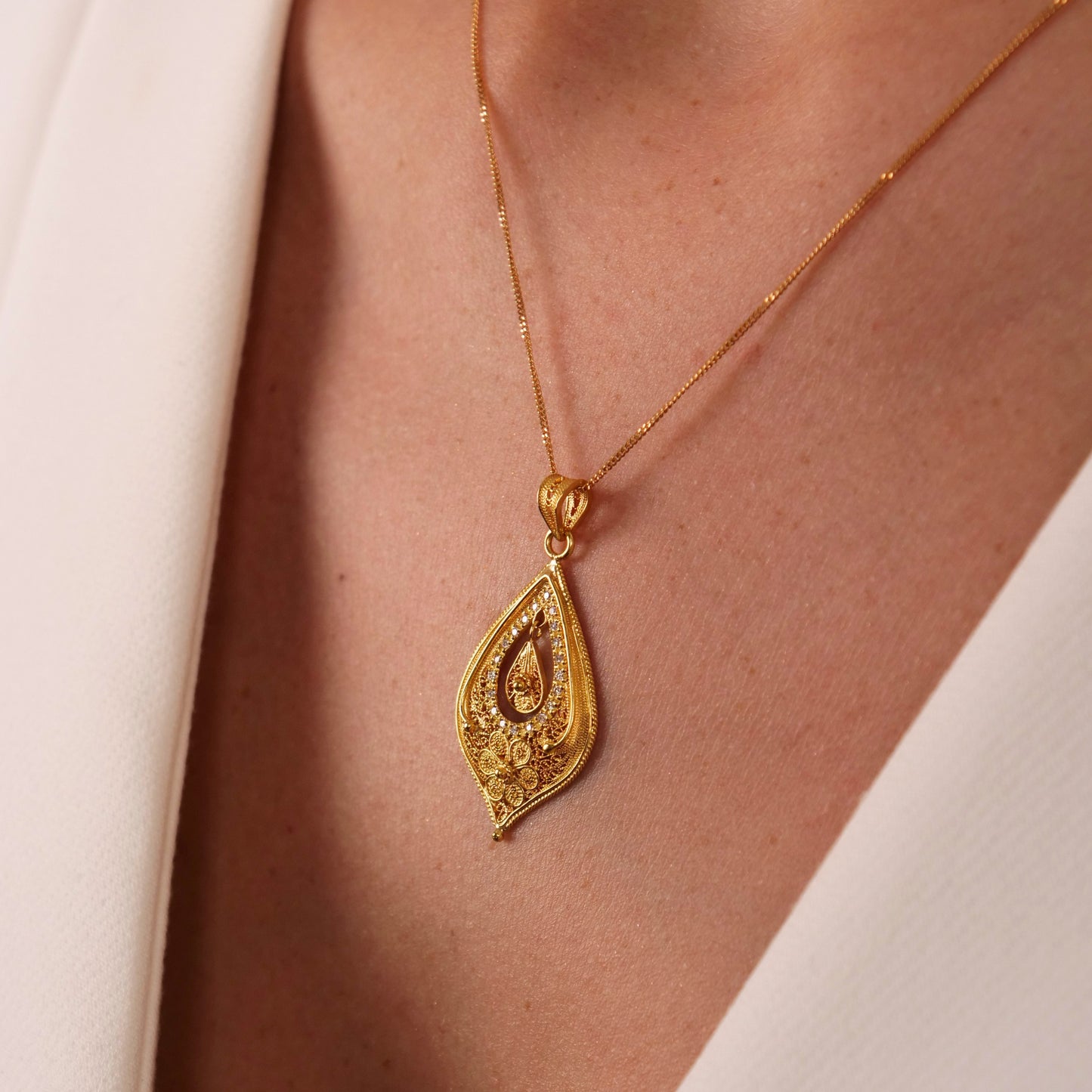 Collar Lágrima Flor de Oro 19,2Kt con Diamantes