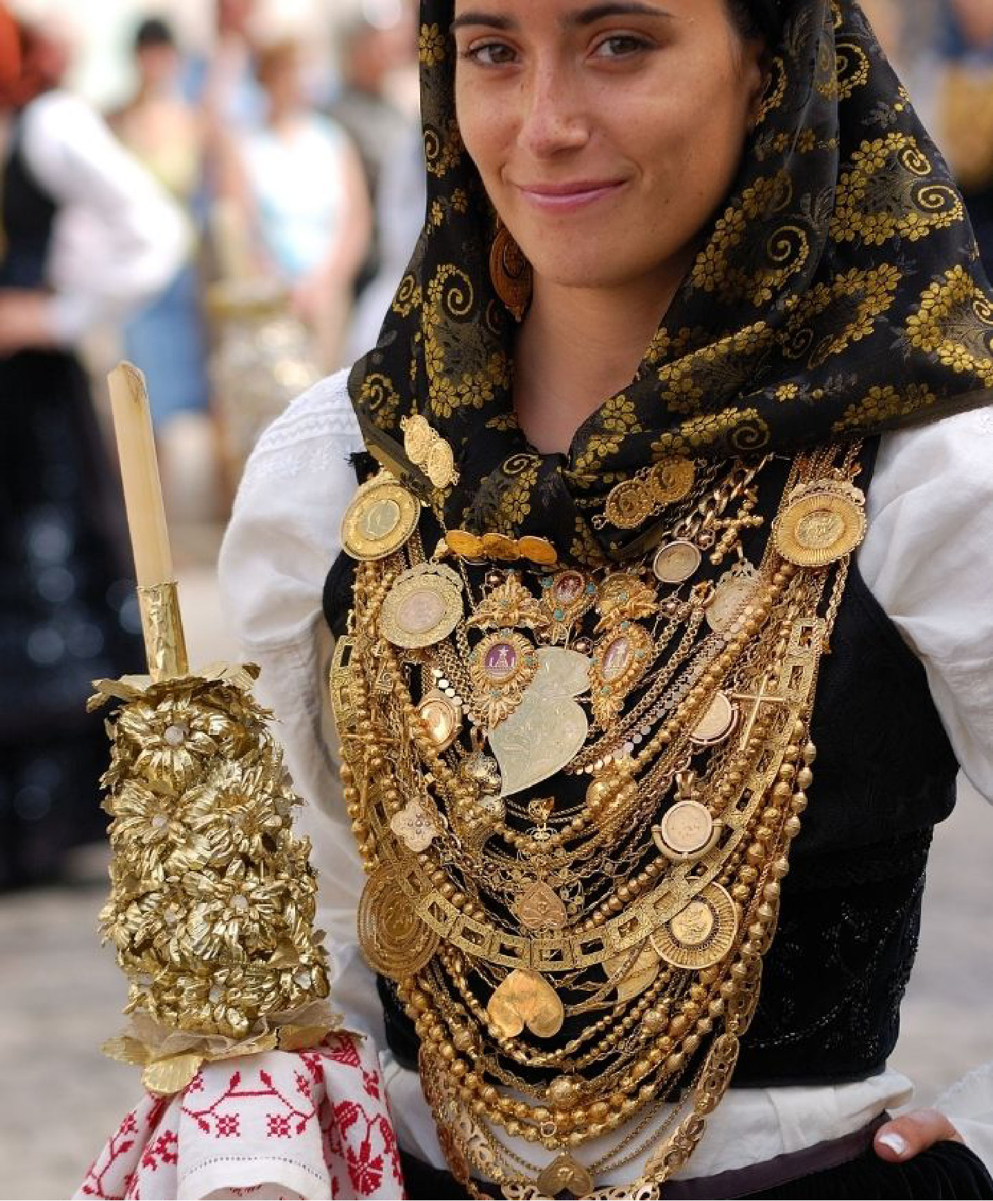 "Uma mordoma da Senhora da Agonia" by Rosino is licensed under CC BY-SA 2.0
